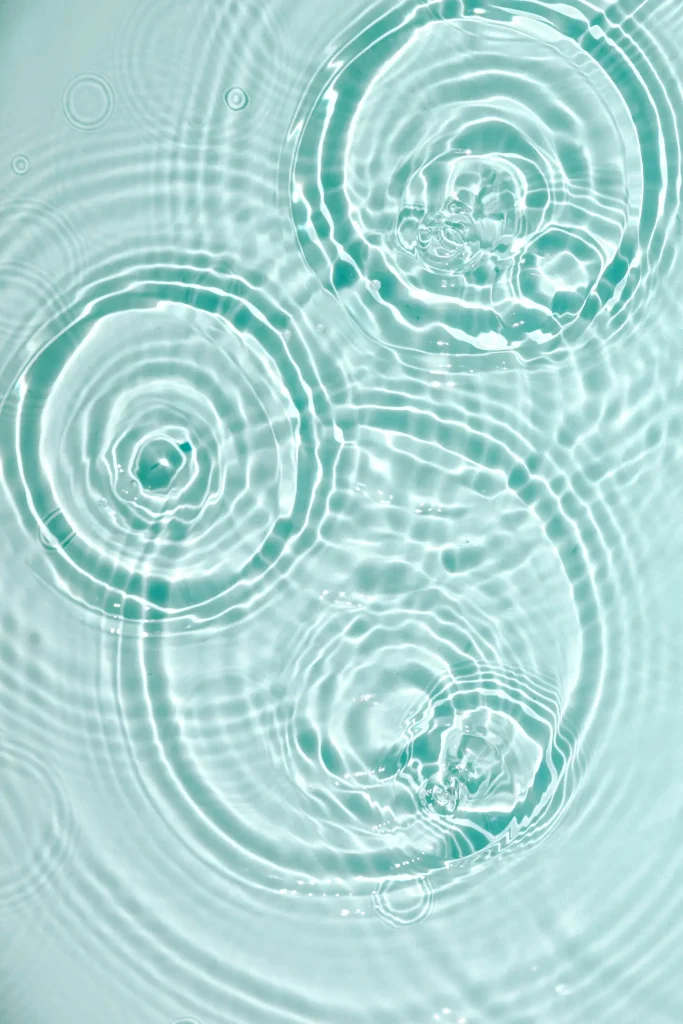 Cirkels van water die samen komen en zich verder verspreiden